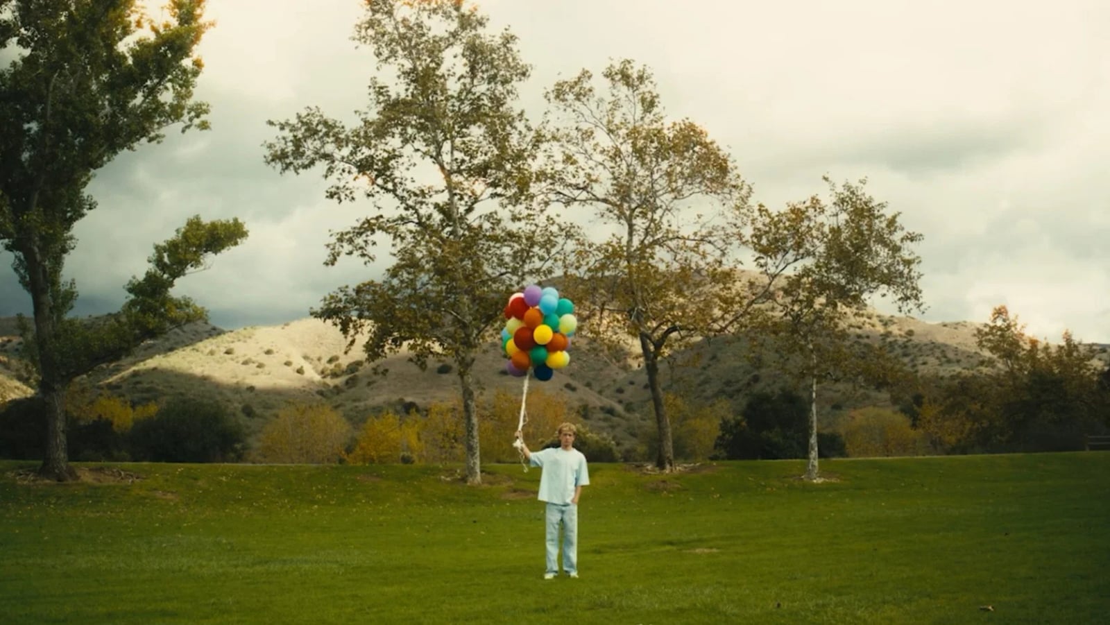 Zwei junge Männer in einem intimen Moment aus dem queeren Kurzfilm Balloons, Regie Isaiah Henderson