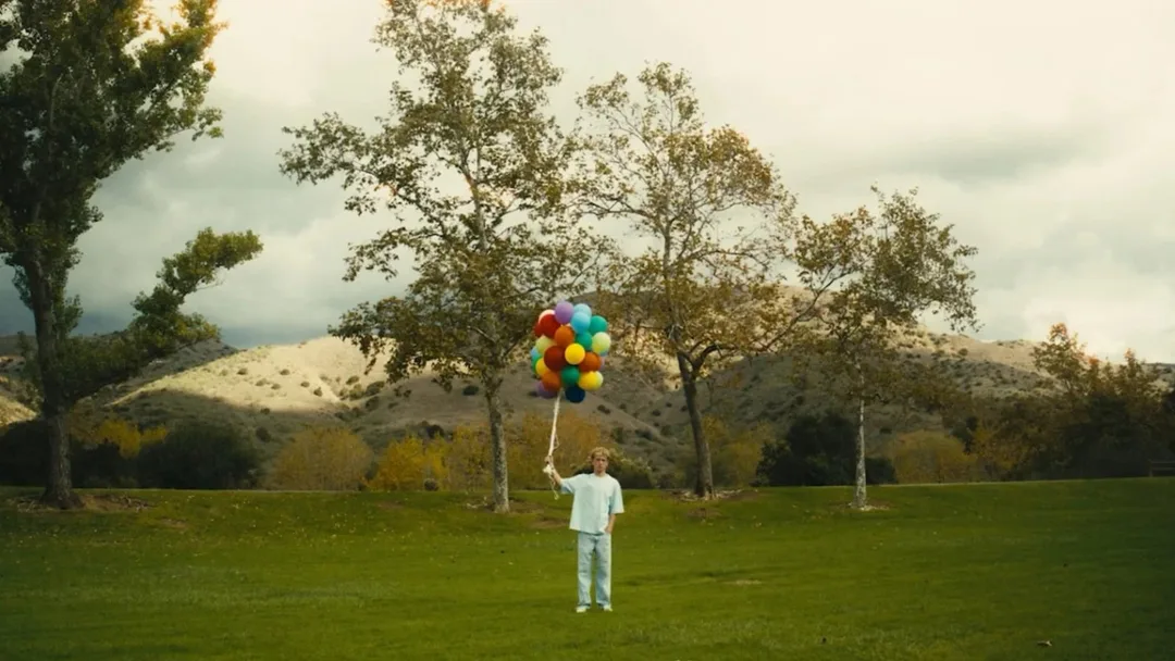 Zwei junge Männer in einem intimen Moment aus dem queeren Kurzfilm Balloons, Regie Isaiah Henderson
