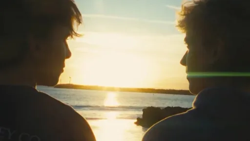 Zwei junge Männer in einem intimen Moment aus dem queeren Kurzfilm Balloons, Regie Isaiah Henderson