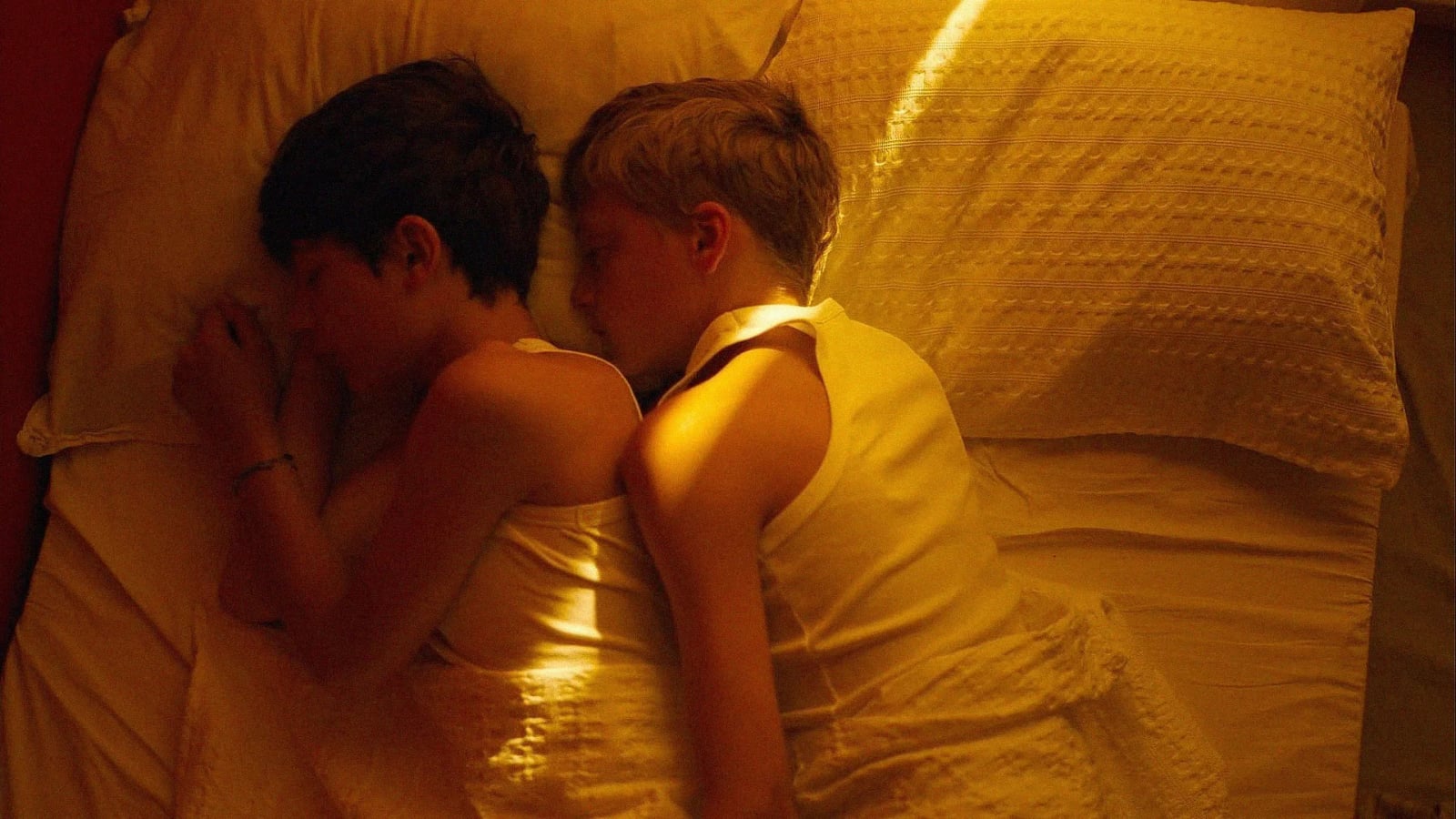 Zwei 13-jährige Jungen liegen eng umschlungen in einem Blumenfeld in Close (2022)