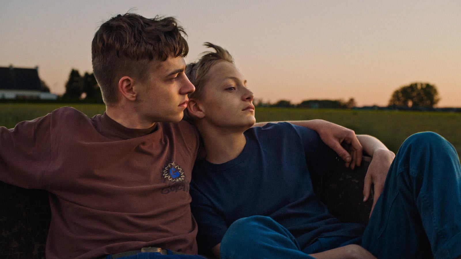 Zwei 13-jährige Jungen liegen eng umschlungen in einem Blumenfeld in Close (2022)