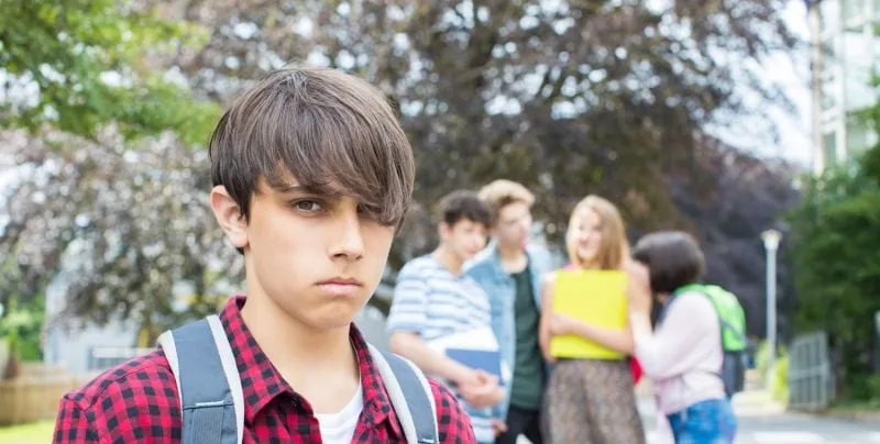 Coming-out in der Schule: Warum der Klassenraum besonders verletzlich macht - und was hilft - Coverbild