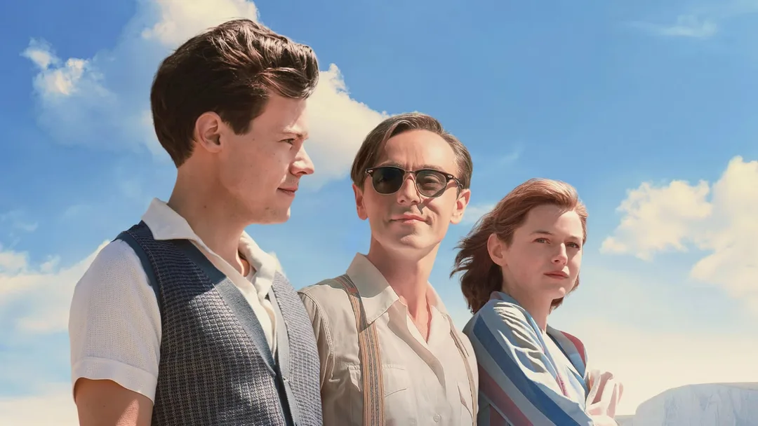 Harry Styles und David Dawson in einer Szene aus My Policeman, beide Männer in 50er-Jahre-Kleidung am Strand von Brighton