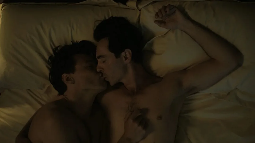 Harry Styles und David Dawson in einer Szene aus My Policeman, beide Männer in 50er-Jahre-Kleidung am Strand von Brighton