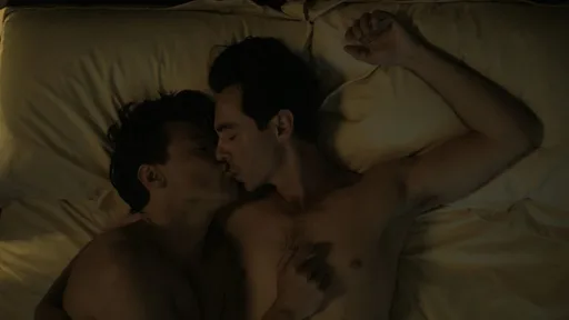 Harry Styles und David Dawson in einer Szene aus My Policeman, beide Männer in 50er-Jahre-Kleidung am Strand von Brighton