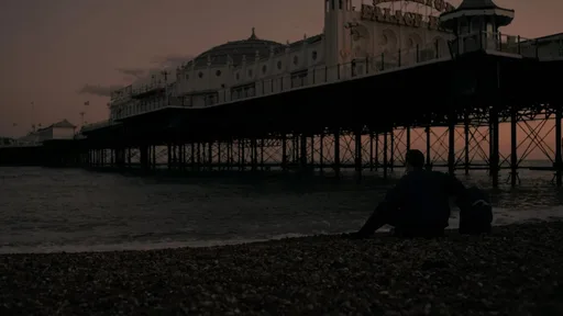 Harry Styles und David Dawson in einer Szene aus My Policeman, beide Männer in 50er-Jahre-Kleidung am Strand von Brighton