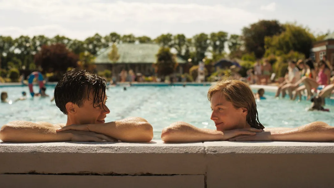 Harry Styles und David Dawson in einer Szene aus My Policeman, beide Männer in 50er-Jahre-Kleidung am Strand von Brighton