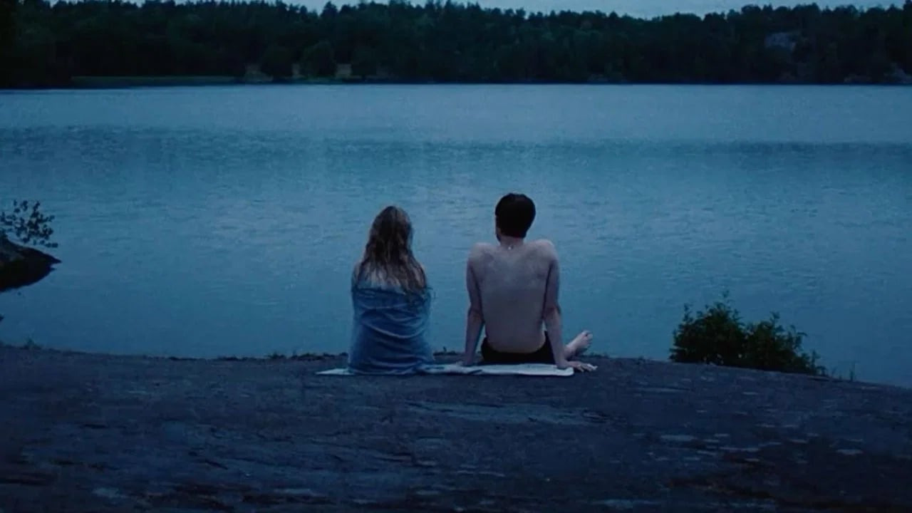 Felicia Truedsson und Edvin Ryding stehen sich in einem schwedischen Sommerwald gegenüber, dramatische Lichtstimmung