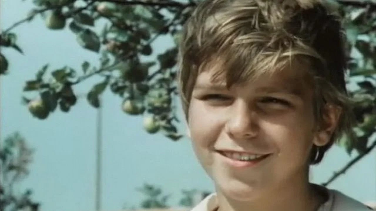 Ein junger Junge in blauer Jeans blickt nachdenklich zur Seite, Szenenbild aus dem französischen Jugendfilm Erste Versuchungen von 1977