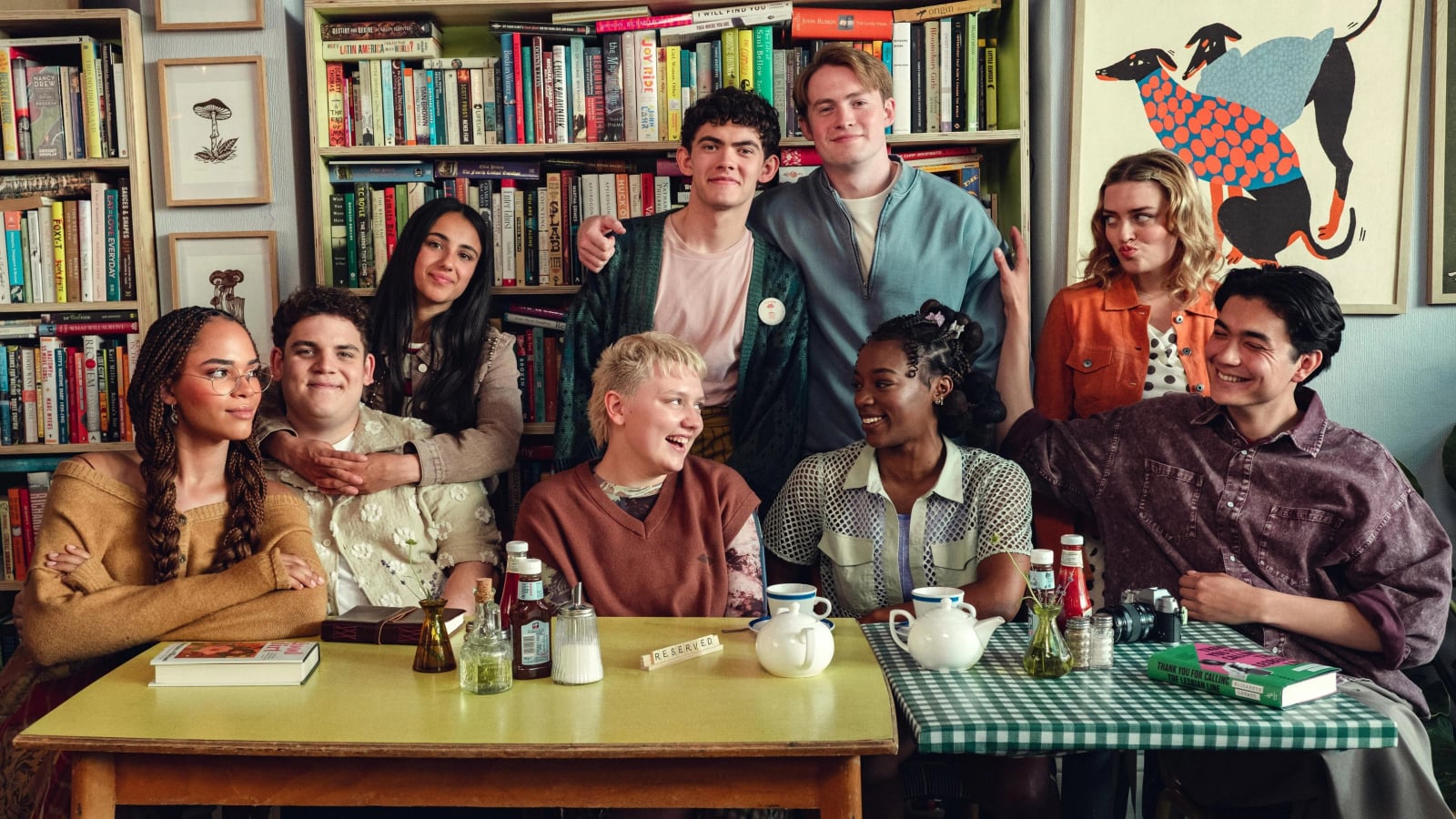 Joe Locke als Charlie Spring und Kit Connor als Nick Nelson stehen sich gegenueber und blicken sich intensiv an in einer Szene aus Heartstopper Forever