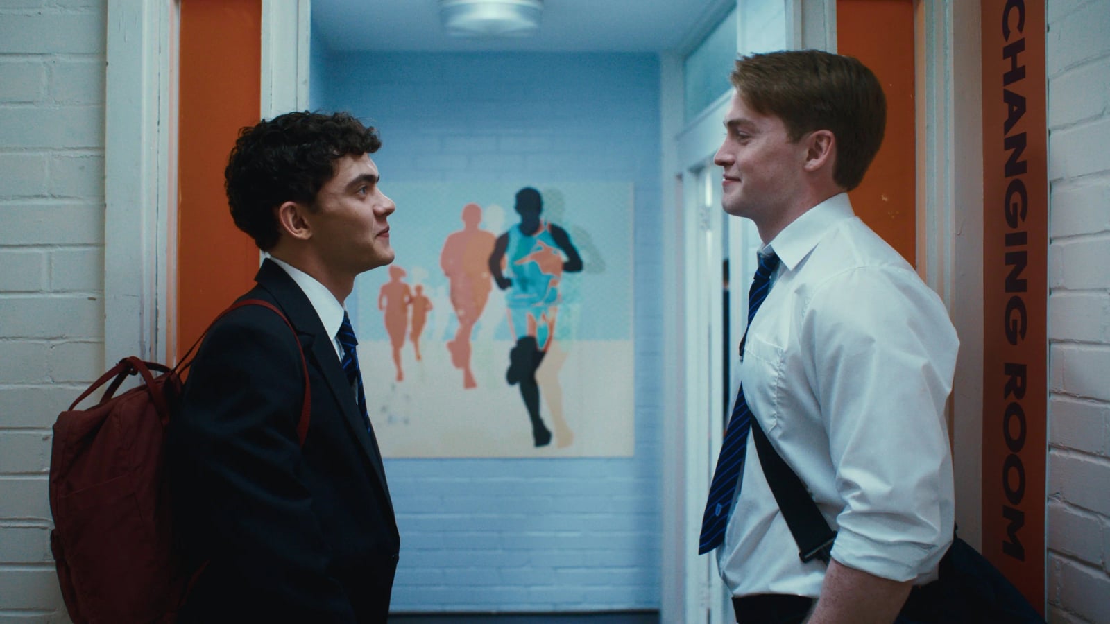 Joe Locke als Charlie Spring und Kit Connor als Nick Nelson stehen sich gegenueber und blicken sich intensiv an in einer Szene aus Heartstopper Forever