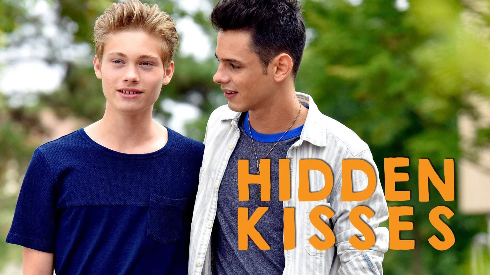 Zwei Teenager-Jungen blicken einander an, emotionale Nahaufnahme aus dem Film Heimliche Küsse