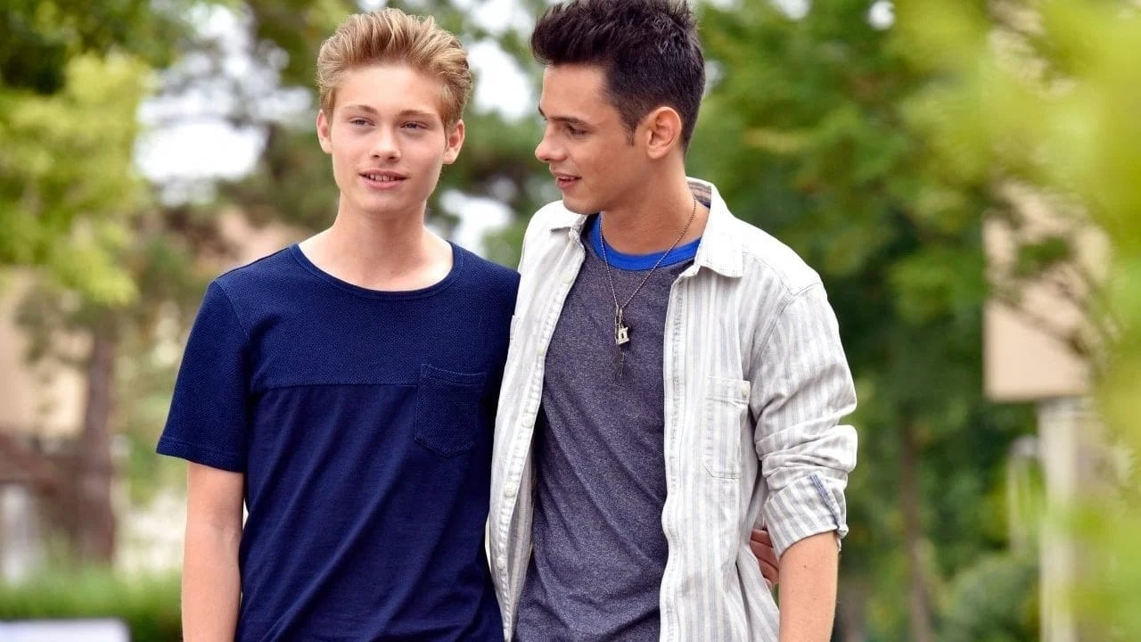 Zwei Teenager-Jungen blicken einander an, emotionale Nahaufnahme aus dem Film Heimliche Küsse
