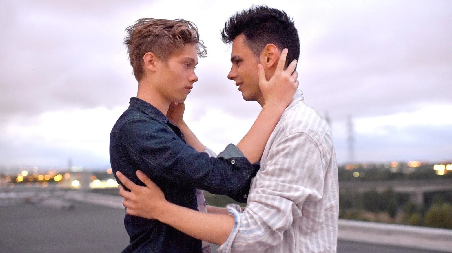 Zwei Teenager-Jungen blicken einander an, emotionale Nahaufnahme aus dem Film Heimliche Küsse