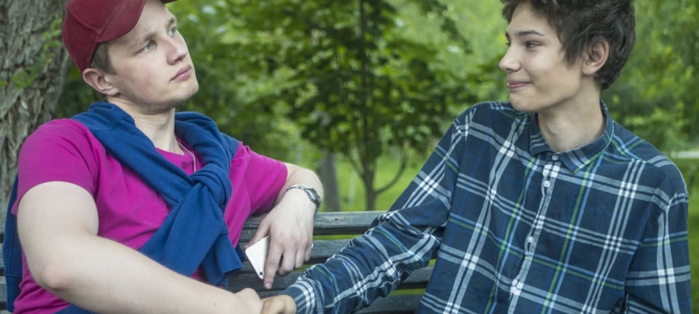 Zwei junge Männer im Gespräch - Vertrauen aufbauen ist der erste Schritt.