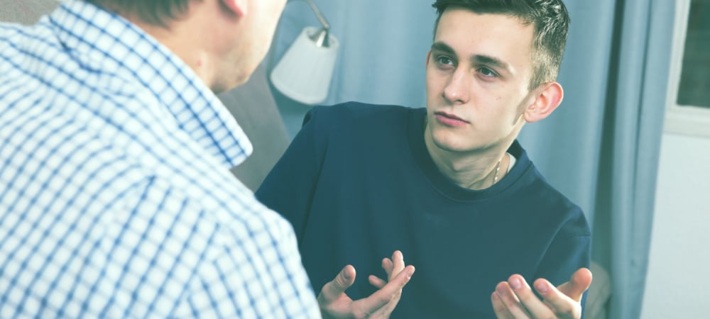 Zwei junge Männer umarmen sich - Nähe trotz Distanz braucht Klarheit und Vertrauen.