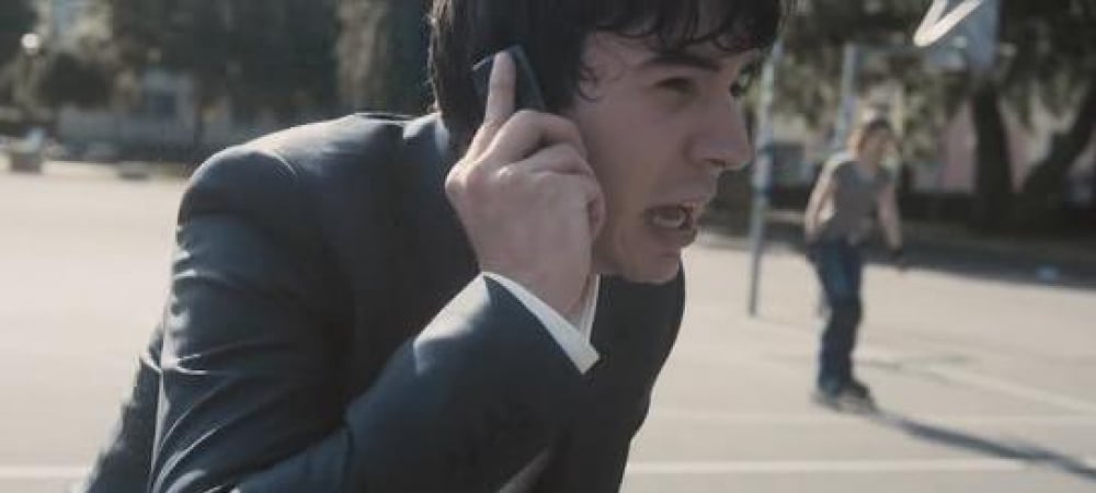 Filmstill: Sascha (Saša Kekez) versucht, seine Gefühle zu verstecken