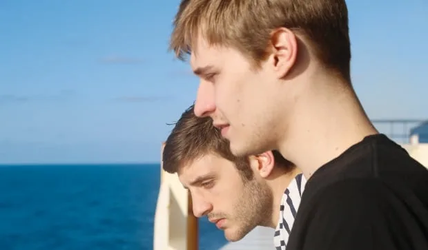 Lichtes Meer - Wie Seemannsromantik auf die Realität moderner Frachtschiffe trifft - Coverbild