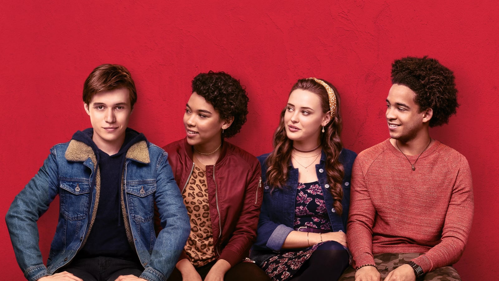 Simon Spier steht im Schulflur, umgeben von Schülern, nachdenklicher Blick – Szene aus Love, Simon