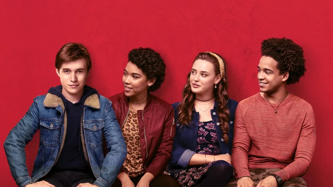 Simon Spier steht im Schulflur, umgeben von Schülern, nachdenklicher Blick – Szene aus Love, Simon