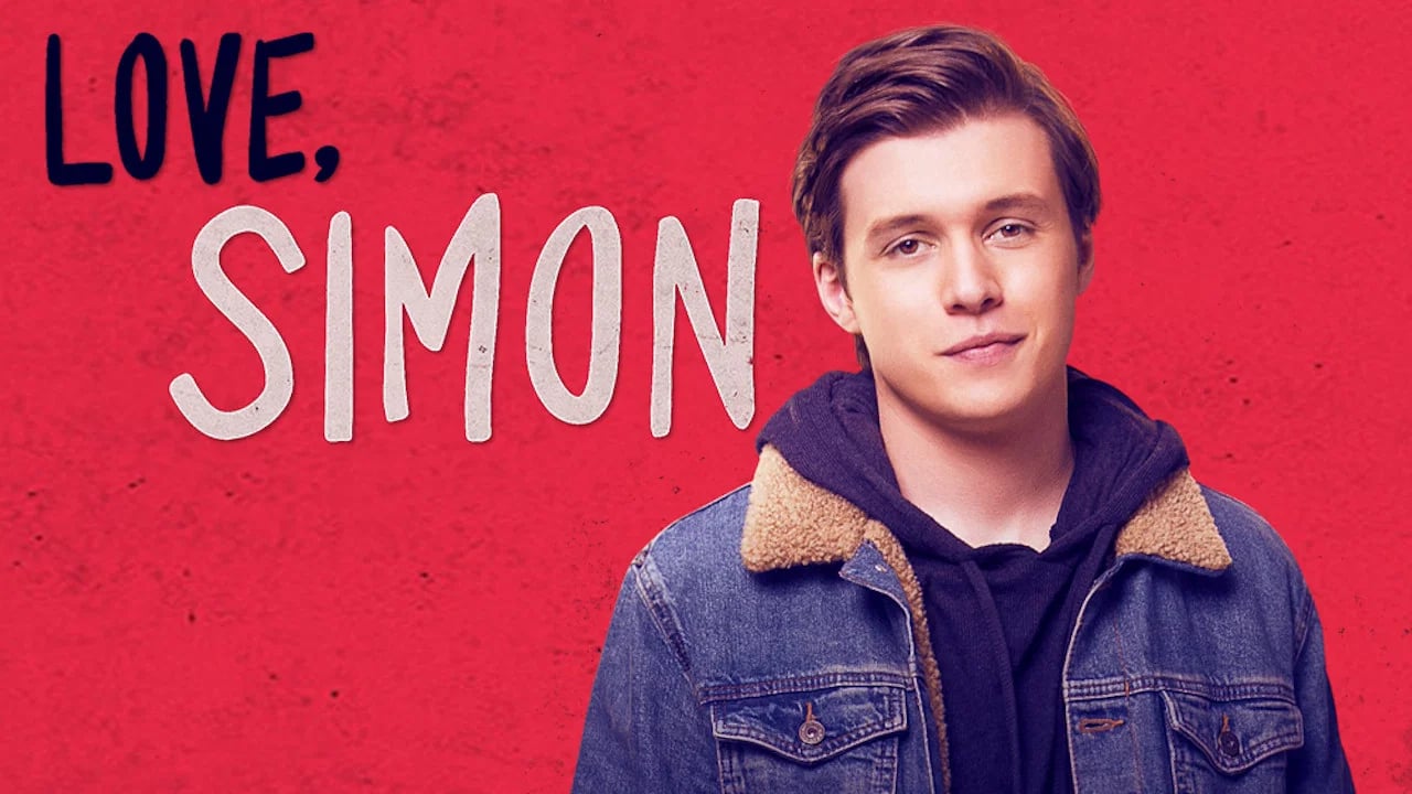 Simon Spier steht im Schulflur, umgeben von Schülern, nachdenklicher Blick – Szene aus Love, Simon