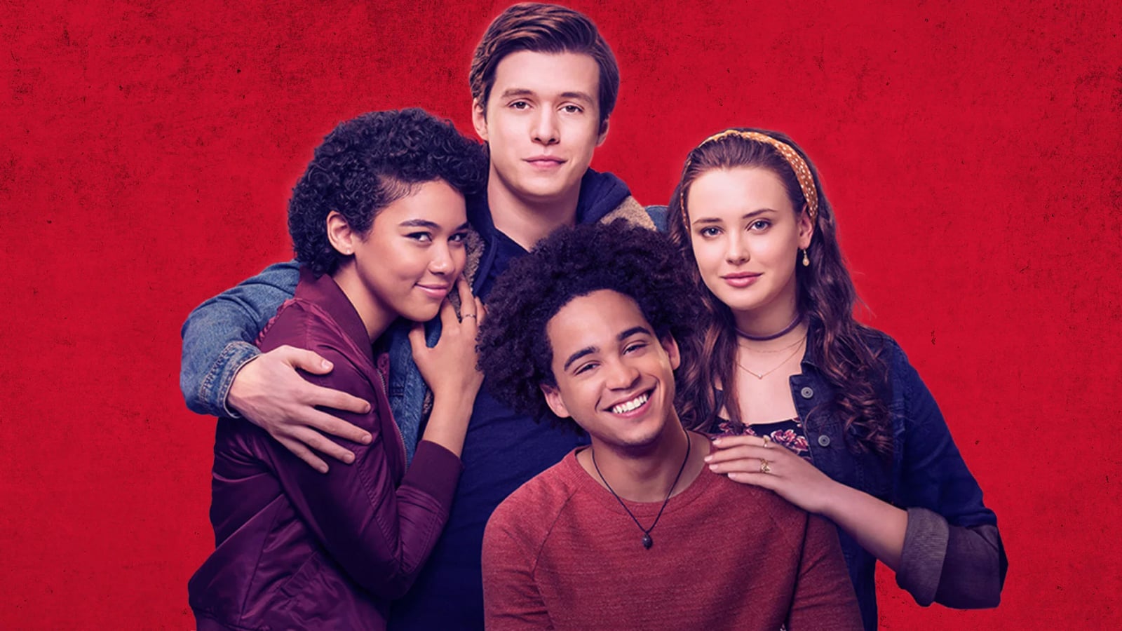 Simon Spier steht im Schulflur, umgeben von Schülern, nachdenklicher Blick – Szene aus Love, Simon