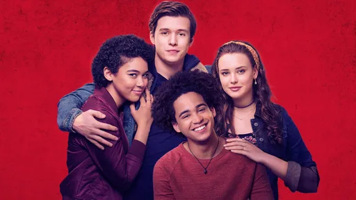 Simon Spier steht im Schulflur, umgeben von Schülern, nachdenklicher Blick – Szene aus Love, Simon