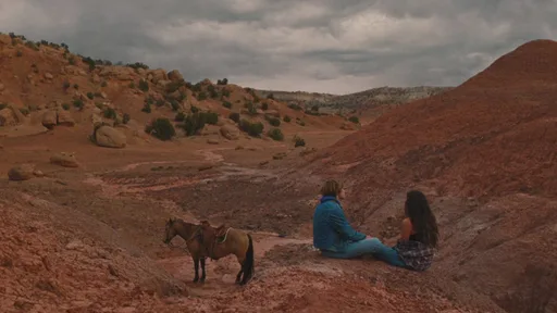 Charlie Plummer und Eve Lindley in der Wüste von New Mexico in einer Szene aus Nationalhymne
