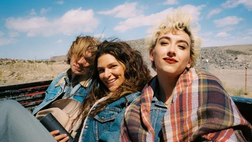 Charlie Plummer und Eve Lindley in der Wüste von New Mexico in einer Szene aus Nationalhymne