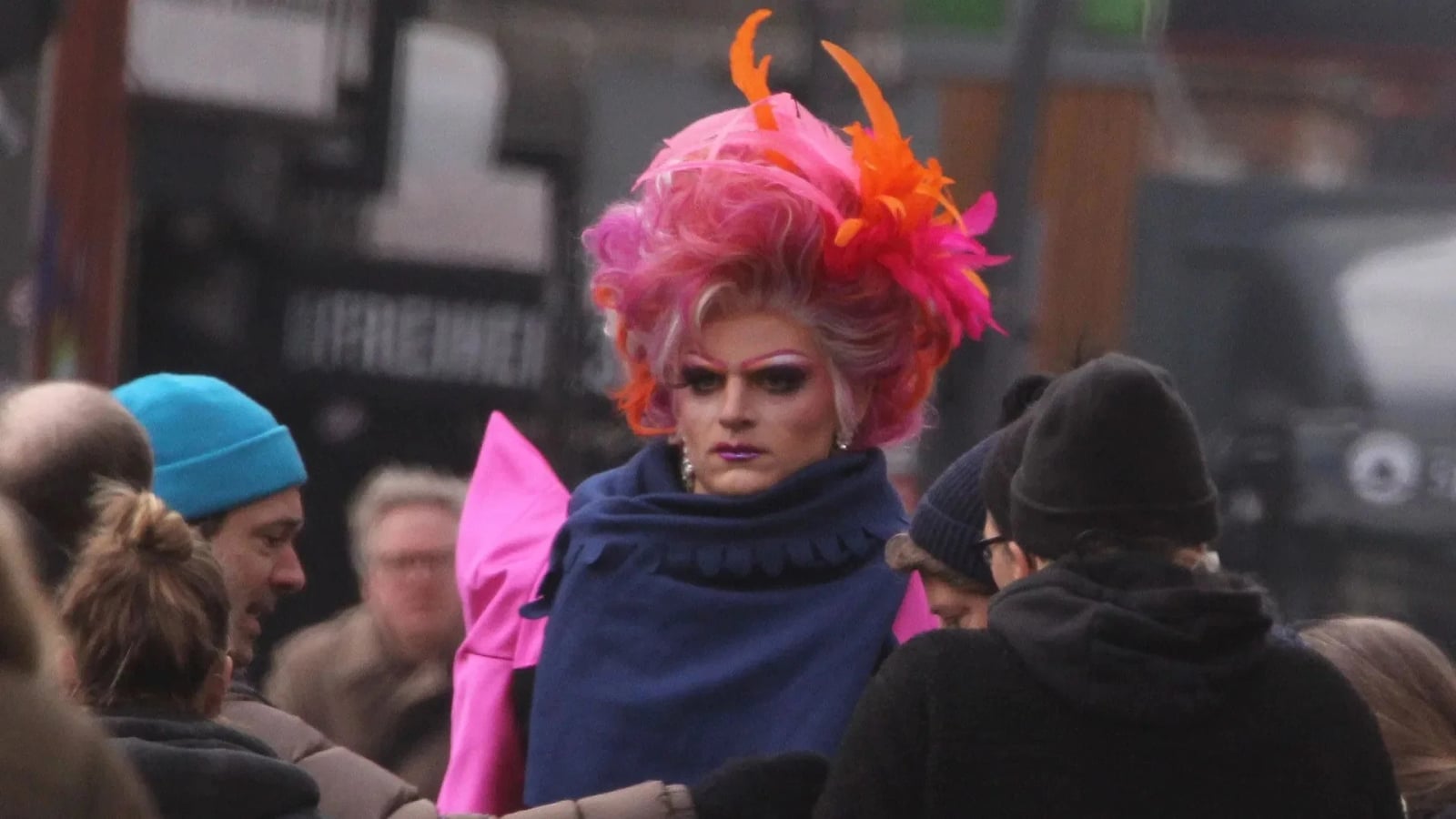 Johannes Hegemann als Olivia Jones in Drag mit blonder Perücke, buntem Make-up und glitzerndem Outfit vor Scheinwerferlicht in einer Szene aus dem ZDF-Film