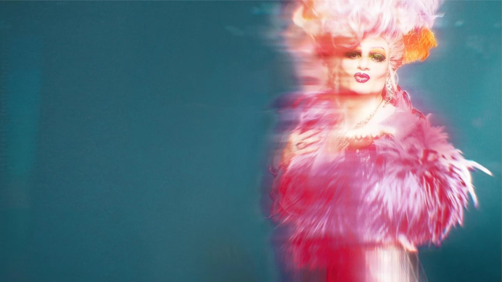 Johannes Hegemann als Olivia Jones in Drag mit blonder Perücke, buntem Make-up und glitzerndem Outfit vor Scheinwerferlicht in einer Szene aus dem ZDF-Film