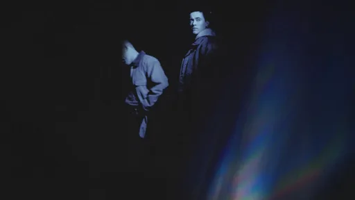 Tom Blyth und Russell Tovey stehen sich in einem Spiegel gegenüber, während Blyth als junger Undercover-Cop Lucas in Plainclothes gefangen zwischen Pflicht und Begehren ist.