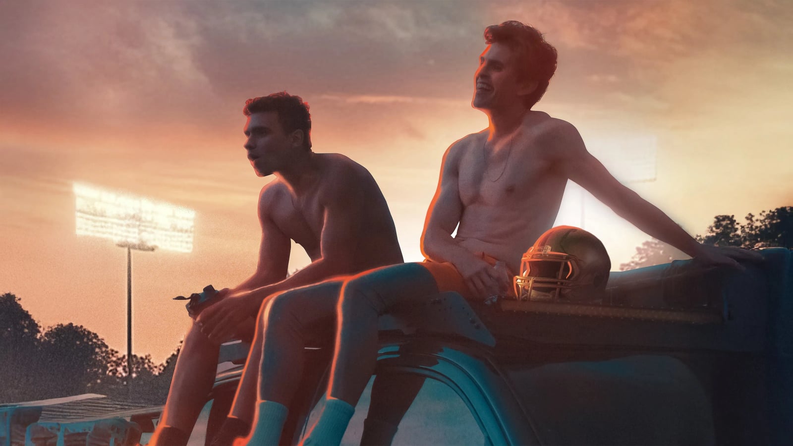 Dakota Riley in Football-Ausrüstung, nachdenklich blickend in einem Umkleideraum