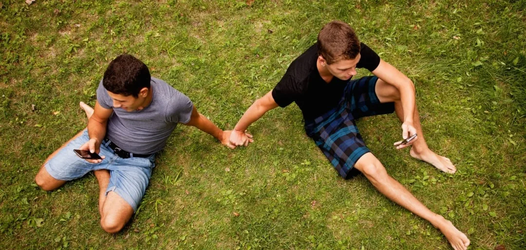 Phubbing - Wenn das Handy wichtiger wird als dein Partner - Coverbild