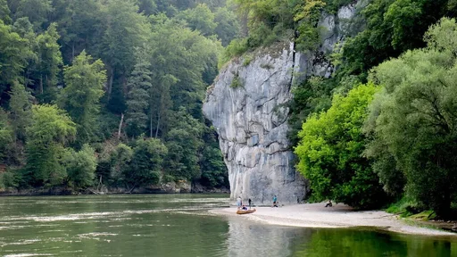 Teenager Dídac schwimmt in der Donau, Nahaufnahme seines nachdenklichen Gesichts im klaren Wasser, 16mm Film-Ästhetik mit übersättigten Grün- und Blautönen