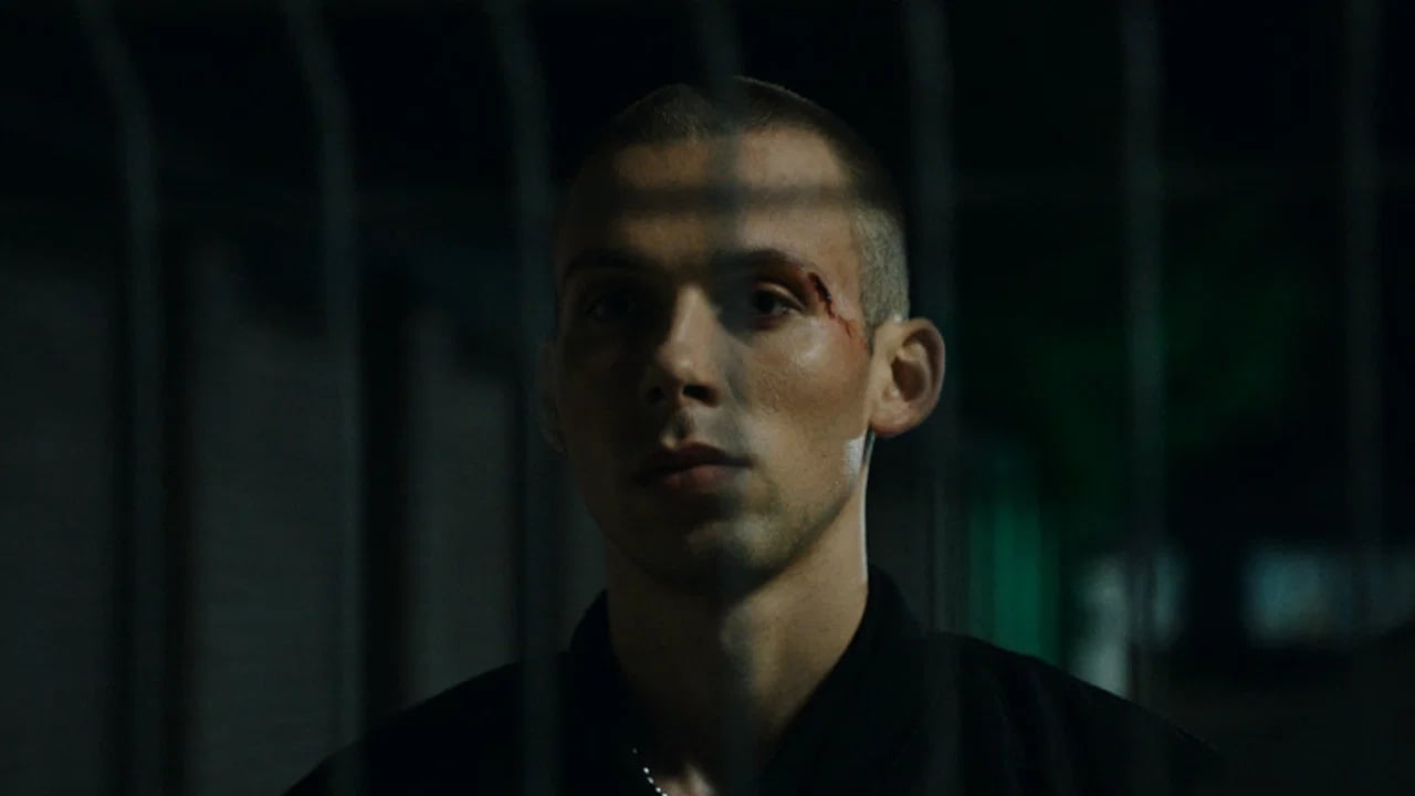 Szene aus dem litauischen Thriller The Activist: Ein junger Mann in einer düsteren Umgebung, die Spannung und Gefahr andeutet